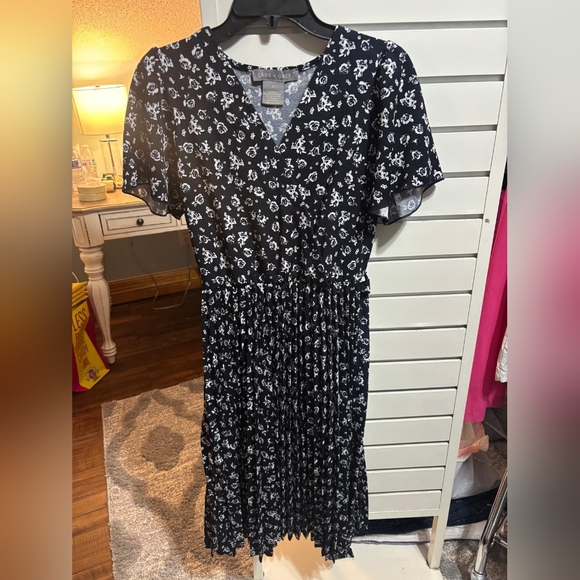 Lark + Grey Dresses & Skirts - 👗3 for $20 Floral Black and White Pleated Dress